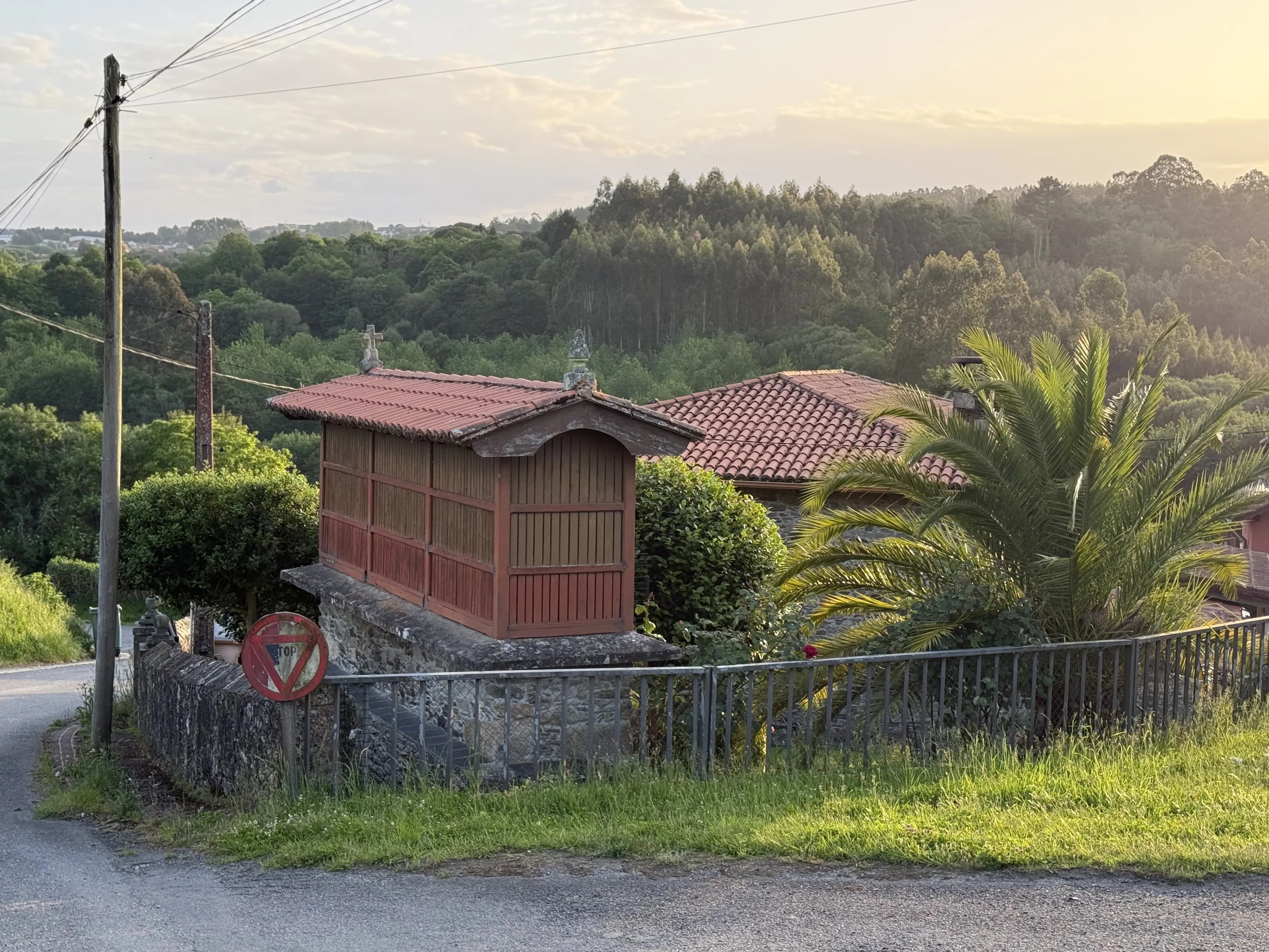 Hórreo tradicional gallego cerca de O Lar do Carpinteiro, Oza dos Ríos