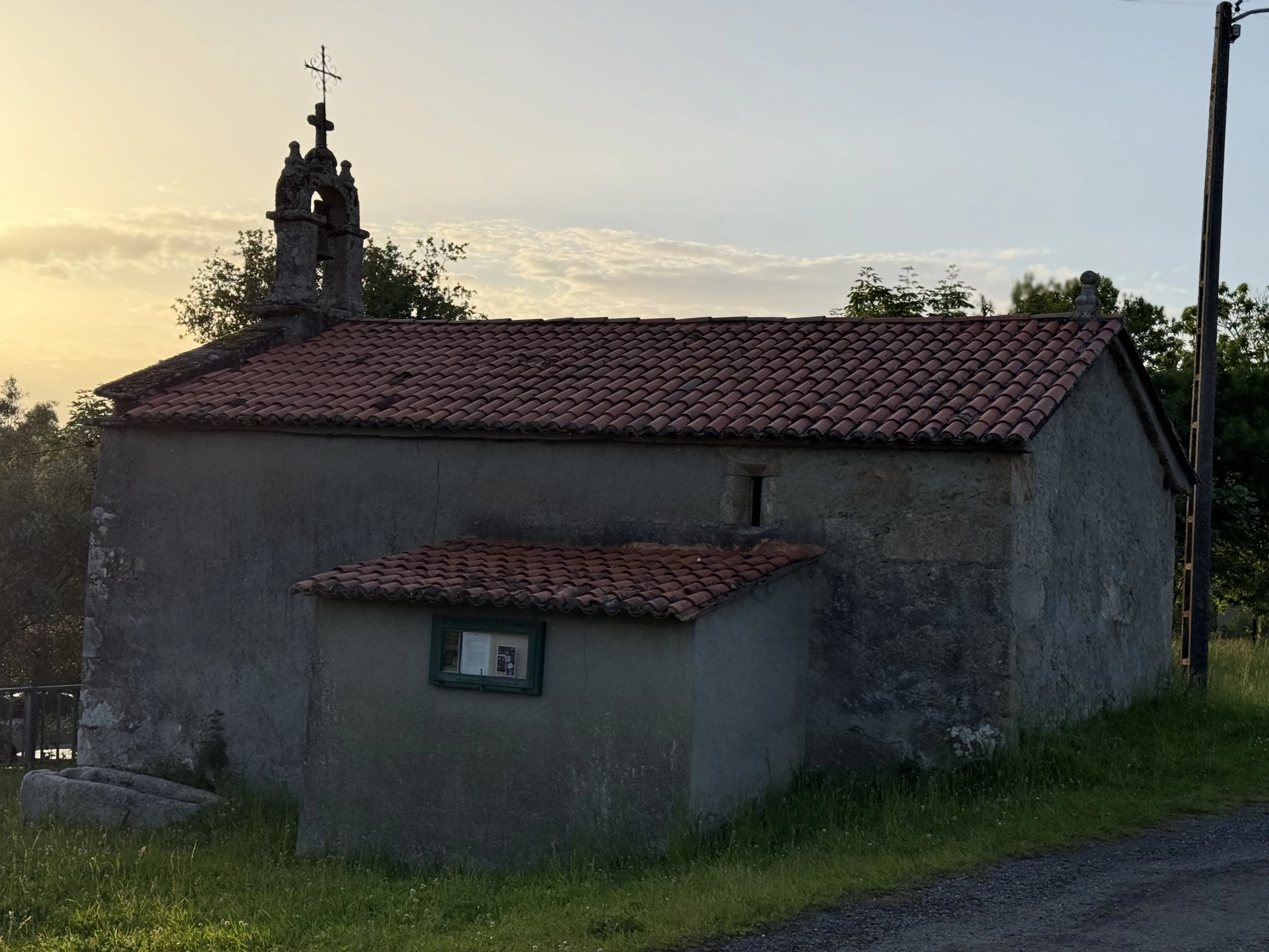 Capilla de granito junto a O Lar do Carpinteiro, antigua casa del cura en Oza dos Ríos